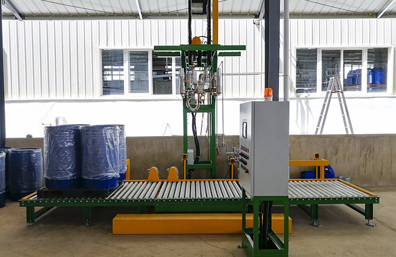 吨桶自动液体灌装机GAF-1500S4A_现场实拍2